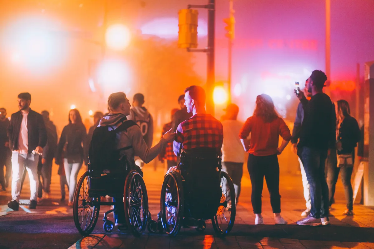 Jeunes en fauteuil roulant lors d’une sortie en soirée