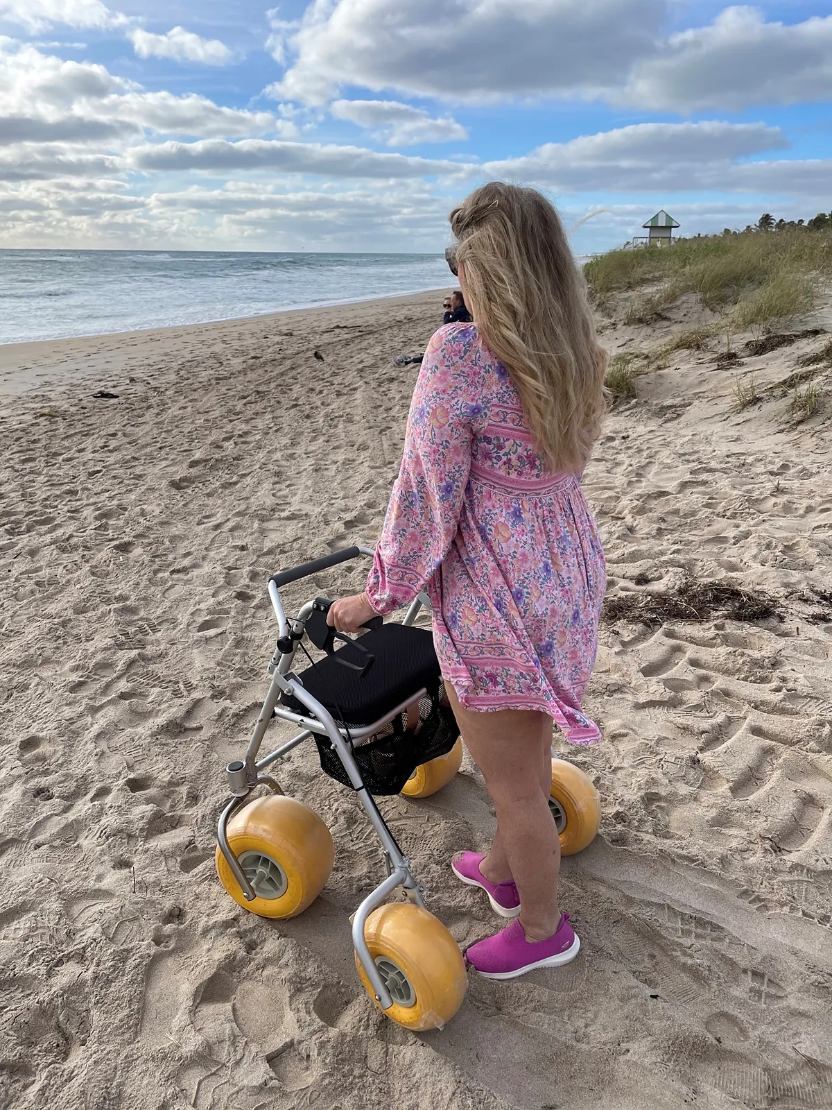 Personne marchant sur le sable avec le déambulateur ACCESSWALK