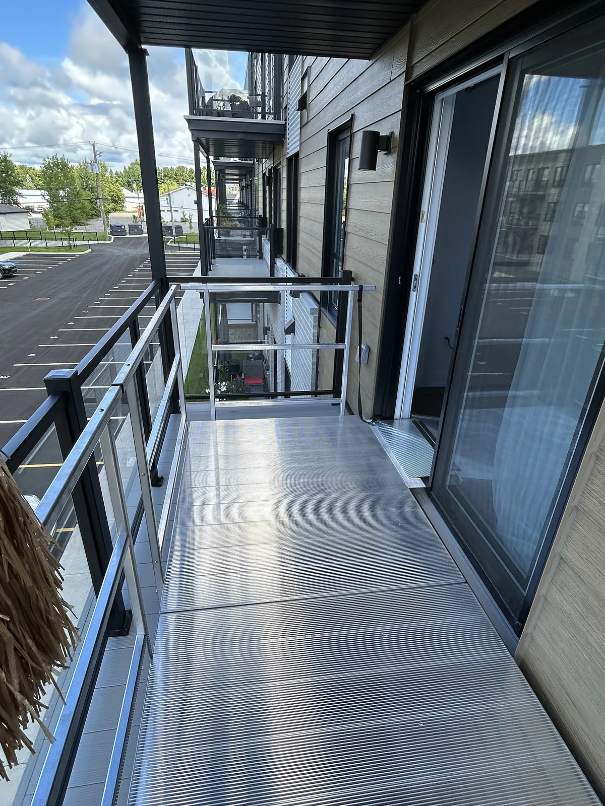 Plateforme d’accès couvrant toute la longueur d’un balcon