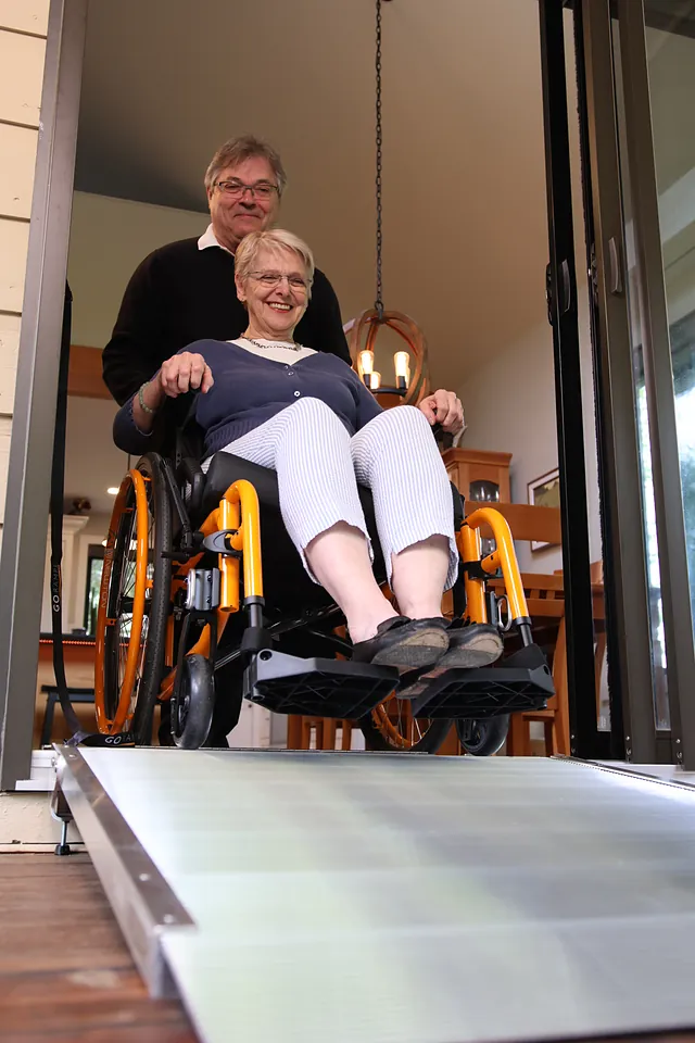 Passage en fauteuil roulant sur le passe-seuil patio