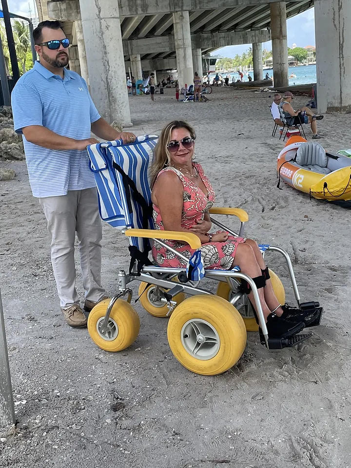 Utilisatrice installée dans le fauteuil TERRAWHEELS avec un accompagnateur